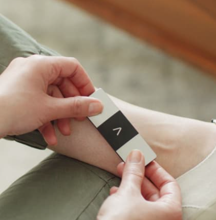 Dispositivo Kardia AliveCor sendo utilizado para captura de ECG de 6 derivações